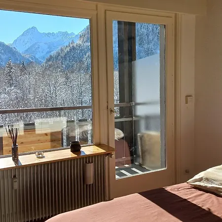 Avec Vue Sur Les Montagnes